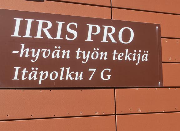 Iiris Pron kyltti talon ulkoseinässsä.